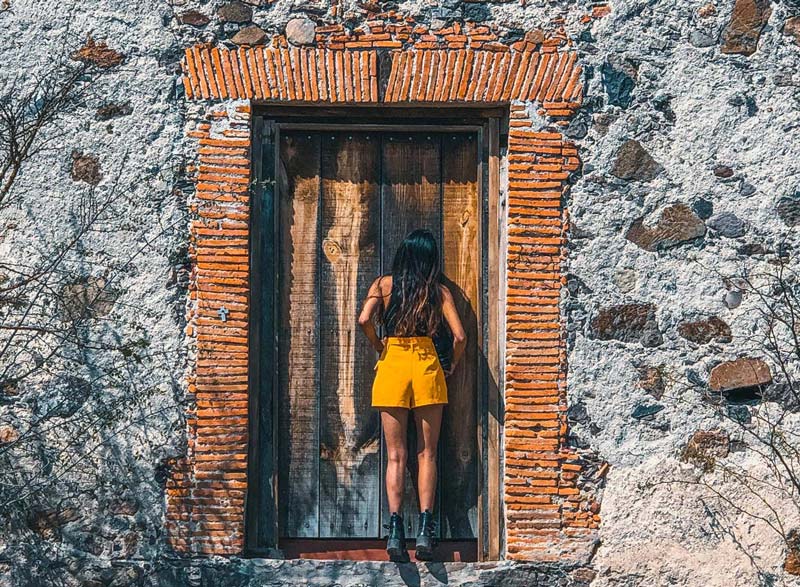 Himanshi Shah Looking Through A Hole Of An Abandoned Hacienda In Charco De Ingenio