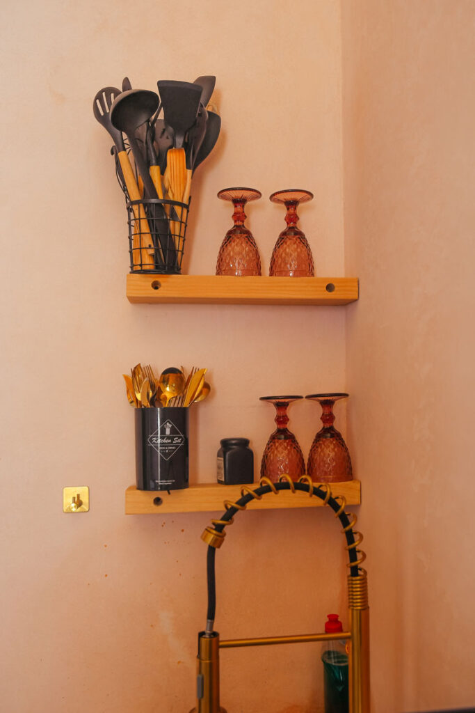 Golden and black kitchen utensils of Cabaña Rosa / Pink Cabin in Amealco de Bonfil
